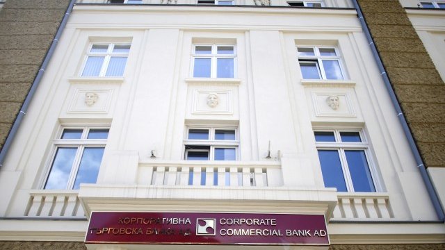 <p style="text-align: justify;">
	Росен Ангелчев и Лазар Илиев&nbsp; са поискали цялата касова наличност на финансовите центрове на КТБ да бъде предадена в главната каса на банката.<em>&nbsp;</em><em>Снимка: Ройтерс</em></p>
