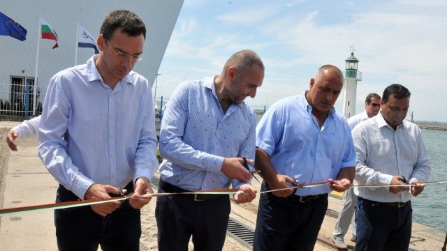 <p style="text-align: justify;">
	Прерязването на лентата на новия Брегови център за управление на корабоплаването в Бургас. <em>Снимка: БТА</em></p>
