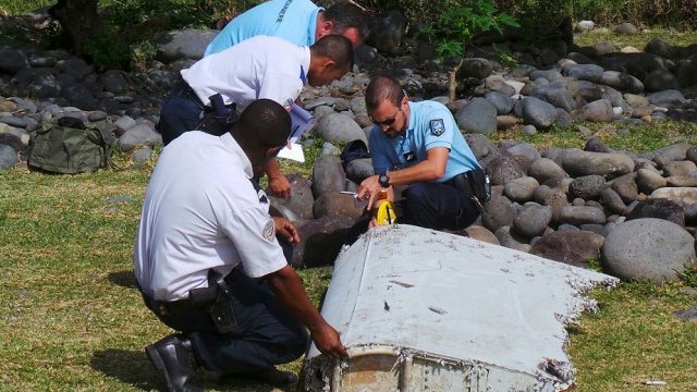 <p>
	Преди дни на остров Реюнион бе открита част от изчезналия преди повече от година самолет на Malasian Airlines. <em>Снимка: Ройтерс</em></p>
