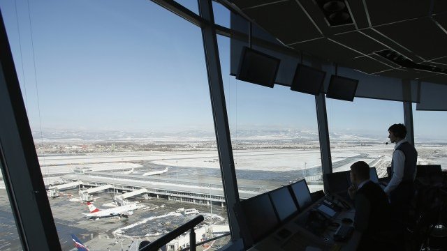 <p>
	В момента над България дневно прелитат над 1700 самолета, а в най-натоварените дни техният брой достига 3000. <em>Снимка: архив Ройтерс</em></p>
