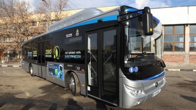 <p>
	В столицата вече се движи тестово нов електрически автобус. <em>Снимка: БТА</em></p>
