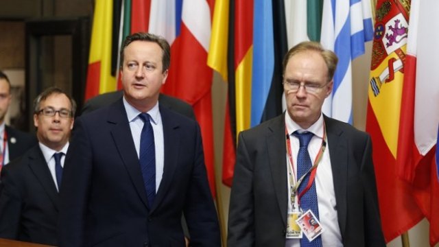 <p>
	Дейвид Камерън и сър Айвън Роджърс. <em>Снимка: архив Ройтерс</em></p>
