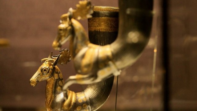 <p>
	Златни ритони от античната колекция на Васил Божков. <em>Снимка: БГНЕС</em></p>
