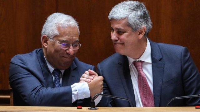 <p>
	Премиерът Антониу Коща (вляво) и финансовият министър Марио Сентено по време на гласуването на бюджета. <em>Снимка: EPA/MIGUEL A. LOPES</em></p>
<p>
	&nbsp;</p>
