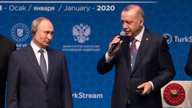 <p>
	Путин е принуден да слуша какво му говори Ердоган. <em>Снимка: Bloomberg</em></p>
