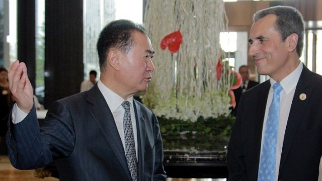 <p>
	Орешарски на срещата си в Далиен с Уан Дзиенлин. <em>Снимка МС</em></p>
