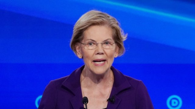 <p>
	Елизабет Уорън има лоши икономически съветници. <em>Снимка: Ройтерс</em></p>
