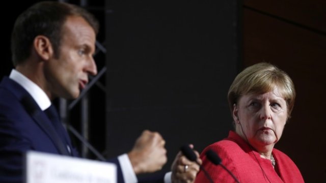 <p>
	Френският президент Еманюел Макрон (вляво) и германският канцлер Ангела Меркел (вдясно).<em> Снимка: Ройтерс</em></p>
