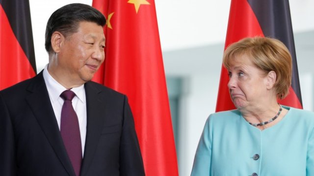 <p>
	Китайският президент Си Дзинпин и германският канцлер Ангела Меркел. <em>Снимка: Ройтерс</em></p>

