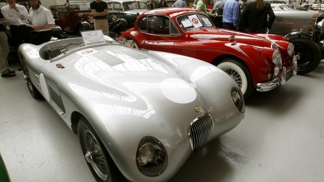<p>
	Sunbeam 25 HP SC от 1928 г. и Jaguar XK 140 FHC от 1957 г. по време на търг за редки автомобили в Берлин. <em>Снимка: Ройтерс</em></p>

