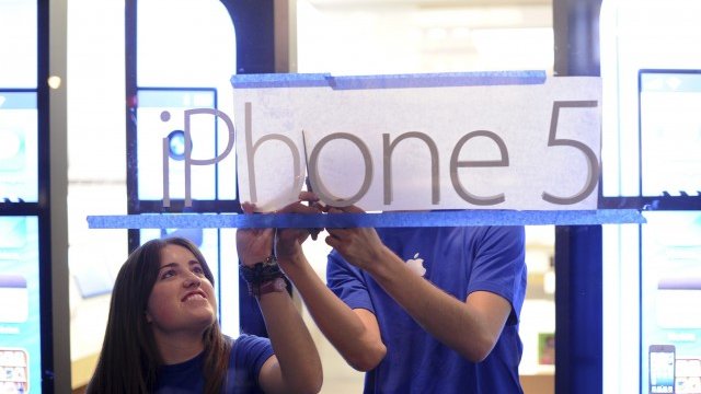 <p>
	iPhone 5 и iPad mini ще помогнат за възстановяването на акциите. <em>Снимка: Ройтерс</em></p>
