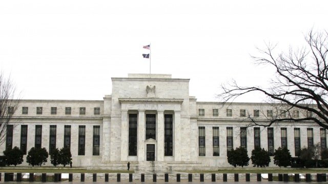 <p>
	Сградата на Федералния резерв във Вашингтон. <em>Снимка: Архив Ройтерс</em></p>
