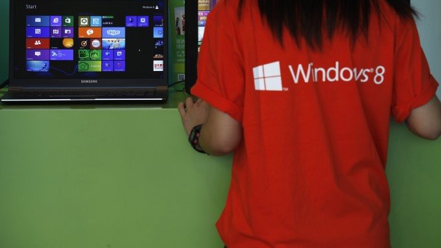 <p>
	Поне засега Microsoft не може да се похвали с добри продажби на таблета си.<em> Снимка: Ройтерс</em></p>
