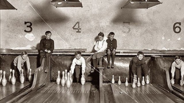 <p>
	Момчета редят ръчно кегли в боулинг игрище преди изобретяването на машина за тази работа. Снимката е от Великобритания, 1914 г. <em>Източник: WikiPedia</em></p>
