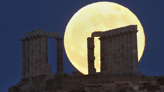 <p>
	Люлката на демокрацията засилва все повече социалната държава. <em>Снимка: Ройтерс</em></p>
