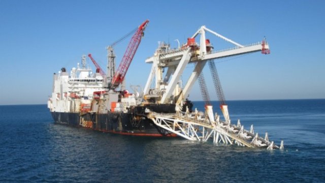 <p>
	Морският съд Audacia полага тръбите за &quot;Турски поток&quot;.<em> Снимка: Газпром</em></p>
