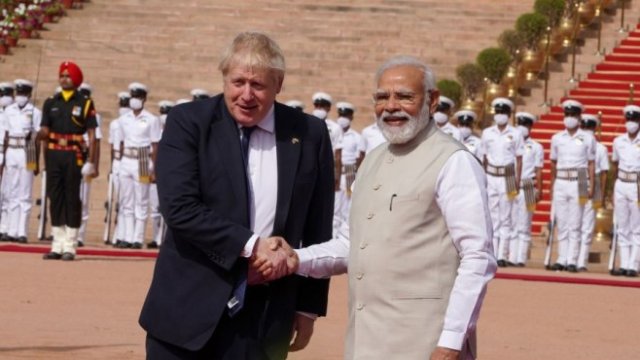 <p>
	Премиерът на Великобритания Борис Джонсън (вляво) и премиерът на Индия Нарендра Моди (вдясно). <em>Снимка: T. Narayan/Bloomberg</em></p>
