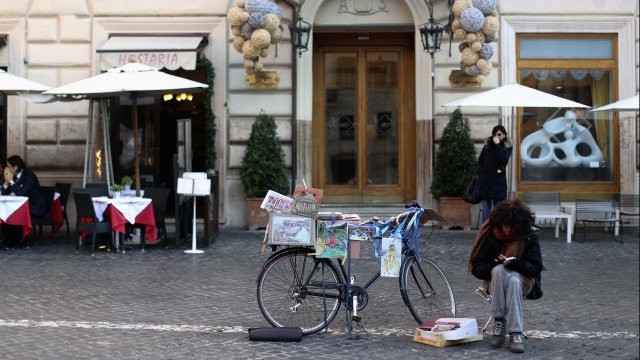 <p>
	Все повече италианци се чувстват бедни. <em>Снимка: Ройтерс</em></p>
