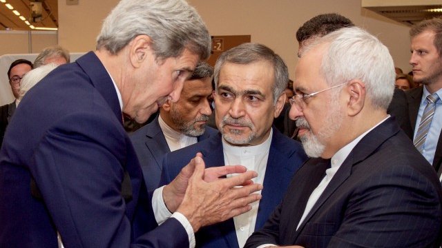 <p>
	Държавният секретар Джон Кери и иранският външен министър Мохамад Джавад Зариф.&nbsp;<em>Снимка: Ройтерс</em></p>
