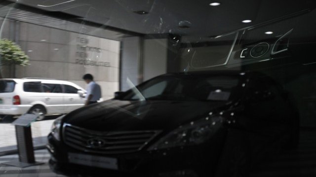 <p>
	Автомобилите застояват по европейските автосалони. <em>Снимка: Ройтерс</em></p>
