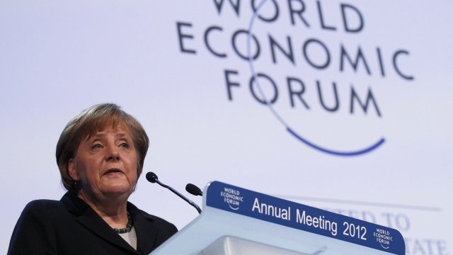 <p>
	Ангела Меркел изнася речта си пред делегатите на икономическия форум в Давос. Снимка: Ройтерс</p>
