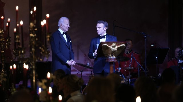 Байдън (вляво) и Макрон по време на срещата си във Вашингтон. Снимка: Bloomberg LP