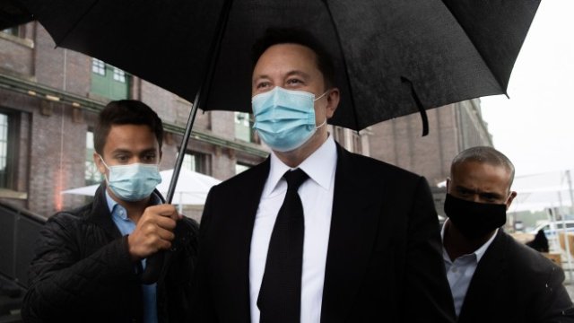 <p>
	Мъск по време на предишното си посещение в Германия. <em>Снимка: EPA/HAYOUNG JEON</em></p>
