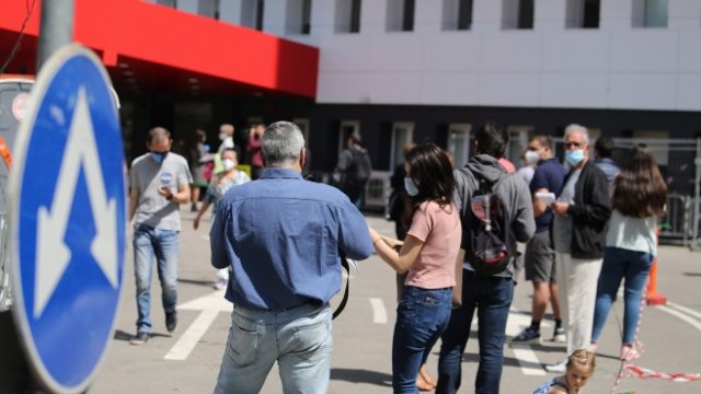 <p>
	<em>Чакащи за ваксинация пред &quot;Пирогов&quot;. Снимка: БГНЕС</em></p>
