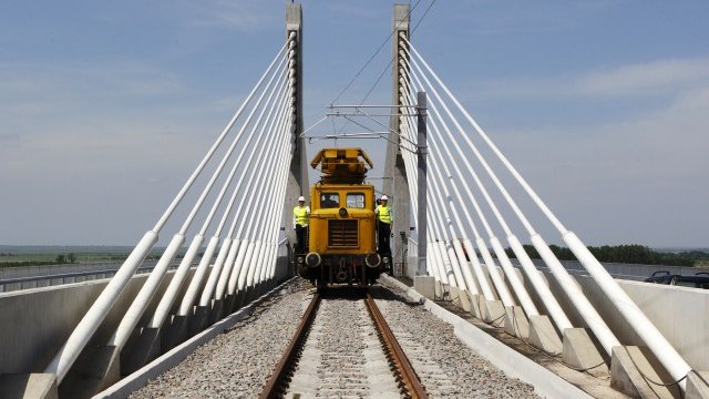 <p>
	Пробно преминаване на влак по моста малко преди откриването му през 2013 г. <em>Снимка: архив Ройтерс</em></p>
