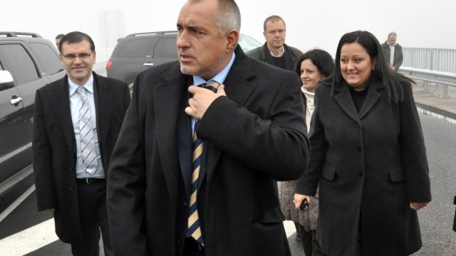 <p>
	Бойко Борисов, Симеон Дянков и&nbsp;Лиляна Павлова по време на откриването на&nbsp;полудетелината на ЛОТ 3 край Нова Загора.<em> Снимка: БТА</em></p>
