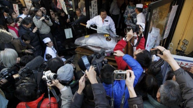 <p>
	Аукционът за рекордната продажба бе наблюдаван с голям интерес.<em> Снимка: Ройтерс</em></p>
