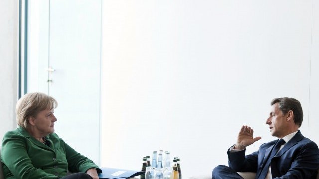 <p>
	Германският канцлер Ангела Меркел и френският президент Никола Саркози по време на срещата им в неделя. <em>Снимка: Ройтерс</em></p>

