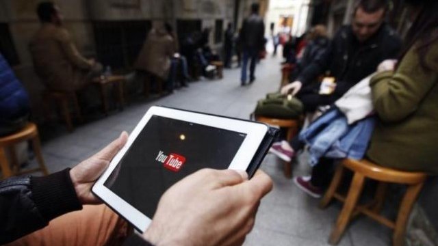 <p>
	Мъж се опитва да влезе в YouTube през таблет в кафене в Турция. <em>Снимка: Ройтерс</em></p>

