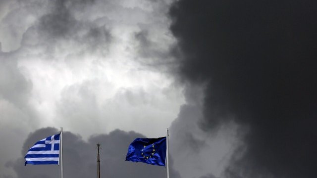 <p>
	Тъмни облаци са надвиснали над Гърция. <em>Снимка: Ройтерс</em></p>
