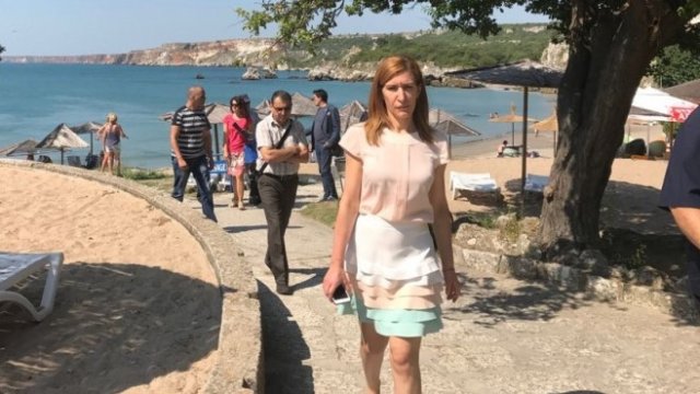 <p>
	Министър&nbsp;<span lang="bg-BG">Николина&nbsp;</span>Ангелкова лично проверява за нарушения по плажовете. <em>Снимка: МТ</em></p>
