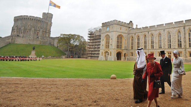 <p>
	Уиндзорският замък, кралска резиденция от 11 век и най-големият обитаван замък в света. <em>Снимка: архив Ройтерс</em></p>
