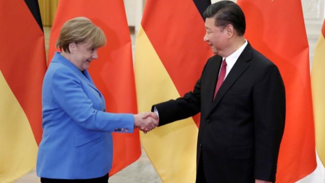 <p>
	Германският канцлер Ангела Меркел и китайският държавен глава Си Дзинпин. <em>Снимка: Ройтерс</em></p>
