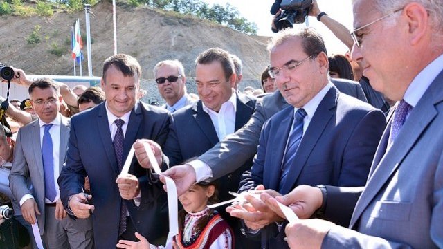 <p>
	В присъствието на стотици граждани от двете страни на границата откриха контролно-пропускателния пункт на прохода &ldquo;Маказа&rdquo;.&nbsp; <em>Снимка: БТА</em></p>
