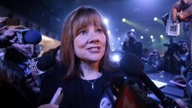 <p>
	Изпълнителният директор на General Motors Мери Бара, заобиколена от журналисти, Снимка: <em>Ройтерс</em></p>
