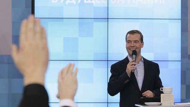 <p>
	Президентът на Русия Дмитрий Медведев по време на среща с млади учени в конферентния център на Сколково. Снимка: Ройтерс</p>
