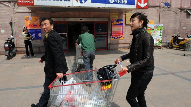 <p>
	Магазин на&nbsp;Carrefour в Китай. В Азия компанията отчита стабилен ръст. <em>Снимка: Getty Images News</em></p>
