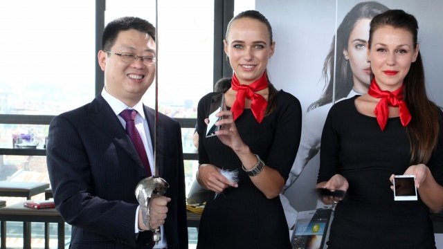 <p>
	Изпълнителният директор за &bdquo;Хуауей Технолоджис България&ldquo;&nbsp;&nbsp;Руки Лиу демонстрира дебелината на устройството. <em>Снимка:&nbsp;Huawei&nbsp;</em></p>
