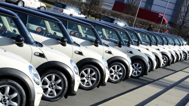 <p>
	Днес по-големите производители на автомобили не предлагат нито един модел на цена под 15 000 евро. <em>Снимка: Ройтерс</em></p>
