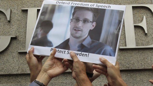 <p>
	В различни краища на света се провеждат демонстрации в подкрепа на Сноудън.<em> Снимка: Ройтерс</em></p>
