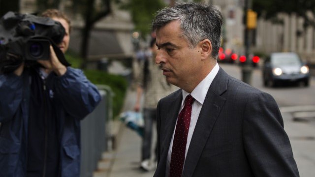 <p>
	Вицепрезидентът на Apple Еди Кю преди да даде показания по делото срещу Apple за сключено атитръстово споразумение с Amazon. <em>Снимка: Ройтерс</em></p>
