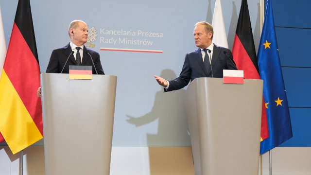 Германският канцлер Олаф Шолц (вляво) и полският премиер Доналд Туск (вдясно). Снимка: Bloomberg L.P.