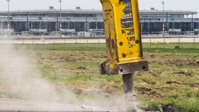 <p>
	Проектът за летище &bdquo;Berlin Brandenburg Airport Willy Brandt&ldquo; датира от средата на 90-те години, а реализацията му започна през 2006 г. <em>Снимка: архив, Ройтерс</em></p>
