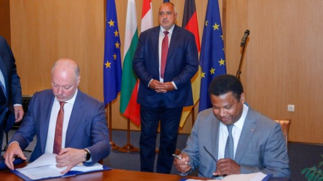 <p>
	Росен Желязков подписа договора за концесията за Летище София.&nbsp;<em>Снимка: МС</em></p>
