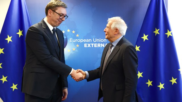 Президентът на Сърбия Александър Вучич (вляво) е посрещнат от върховния представител на Европейския съюз по въпросите на външните работи и политиката на сигурност Жозеп Борел в началото на двустранна среща преди тристранна среща с министър-председателя на Косово за диалог ЕС-Белград-Прищина в Брюксел. EPA/STEPHANIE LECOCQ