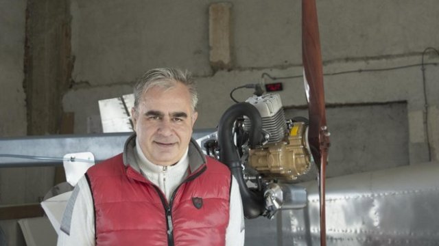 <p>
	Инж. Тони Илиев пред един от самолетите, по които работи. <em>Снимка: Н. Бочева, Investor.bg</em></p>
